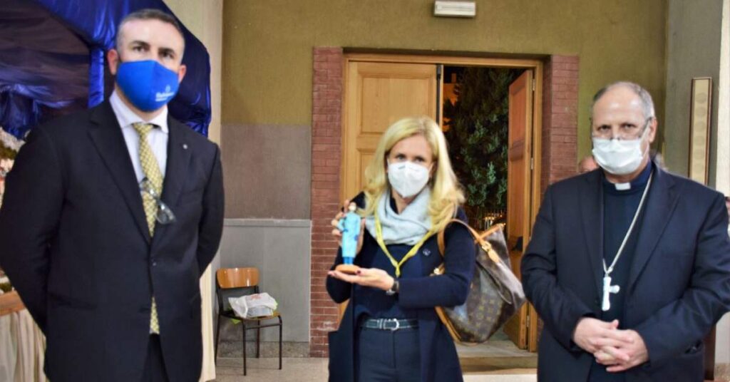 statuetta presepe confartigianato vescovo siracusapress