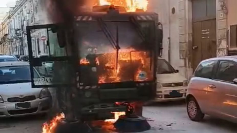 Spazzatrice Risam in fiamme, l'azienda: "Autocombustione fortuita"